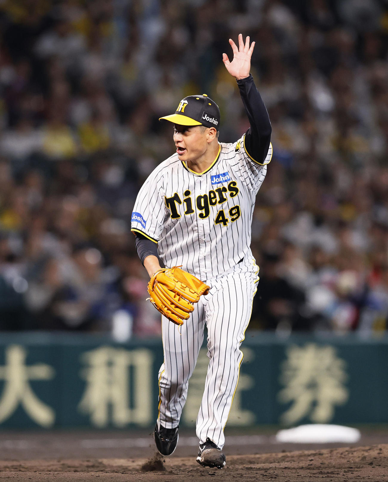 阪神対広島　4回表広島2死一、三塁、床田を投ゴロに打ち取る阪神大竹（撮影・藤尾明華）