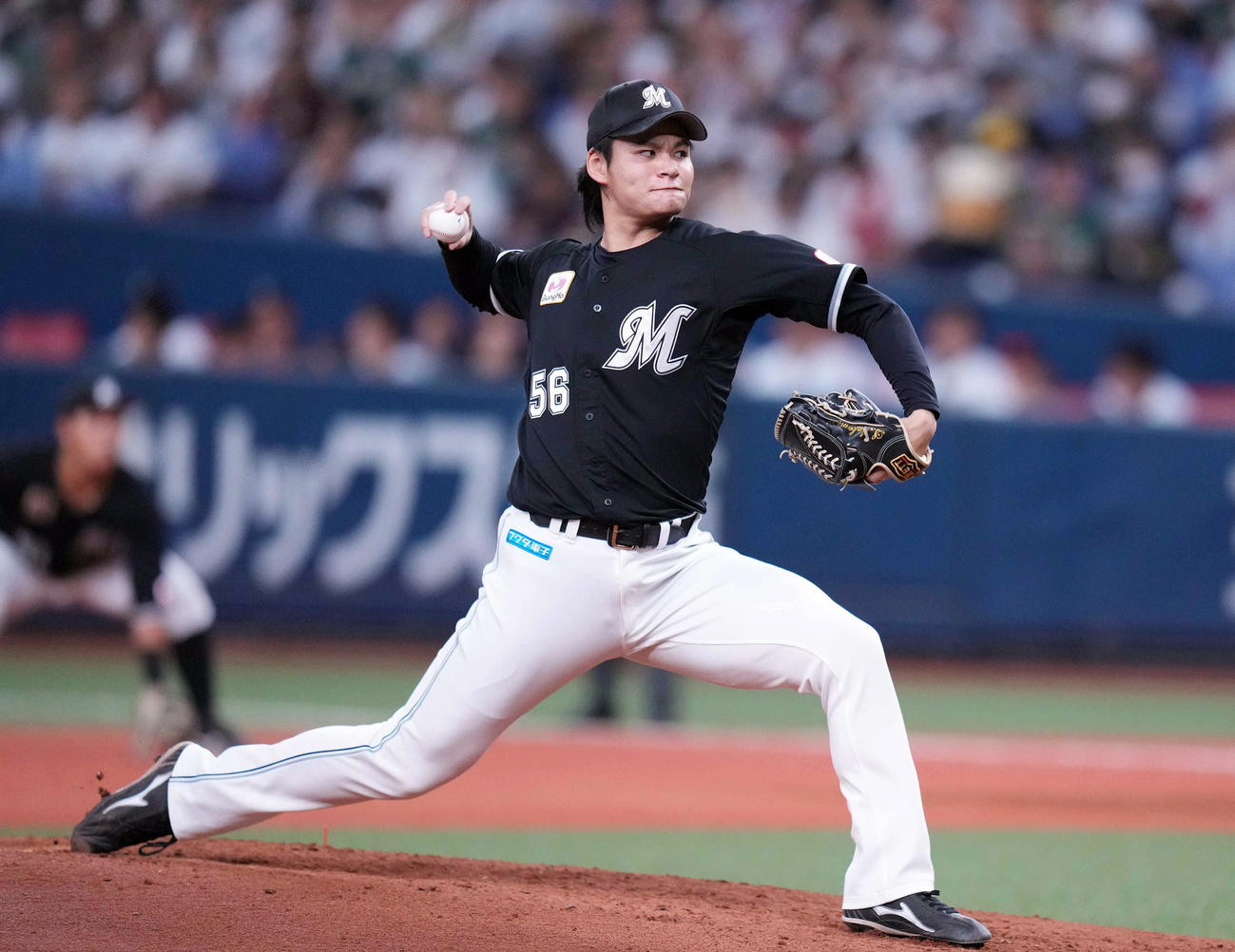 オリックス対ロッテ　2回裏から登板するロッテ2番手の中森（撮影・狩俣裕三）