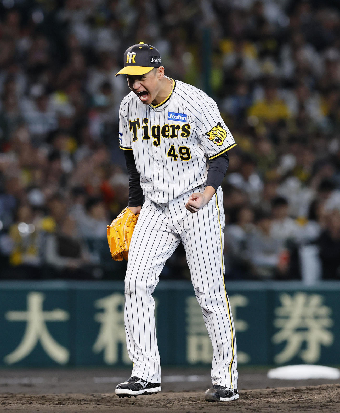 阪神対広島　5回表広島2死一、二塁、上本を三振に仕留めガッツポーズをする阪神大竹（撮影・藤尾明華）