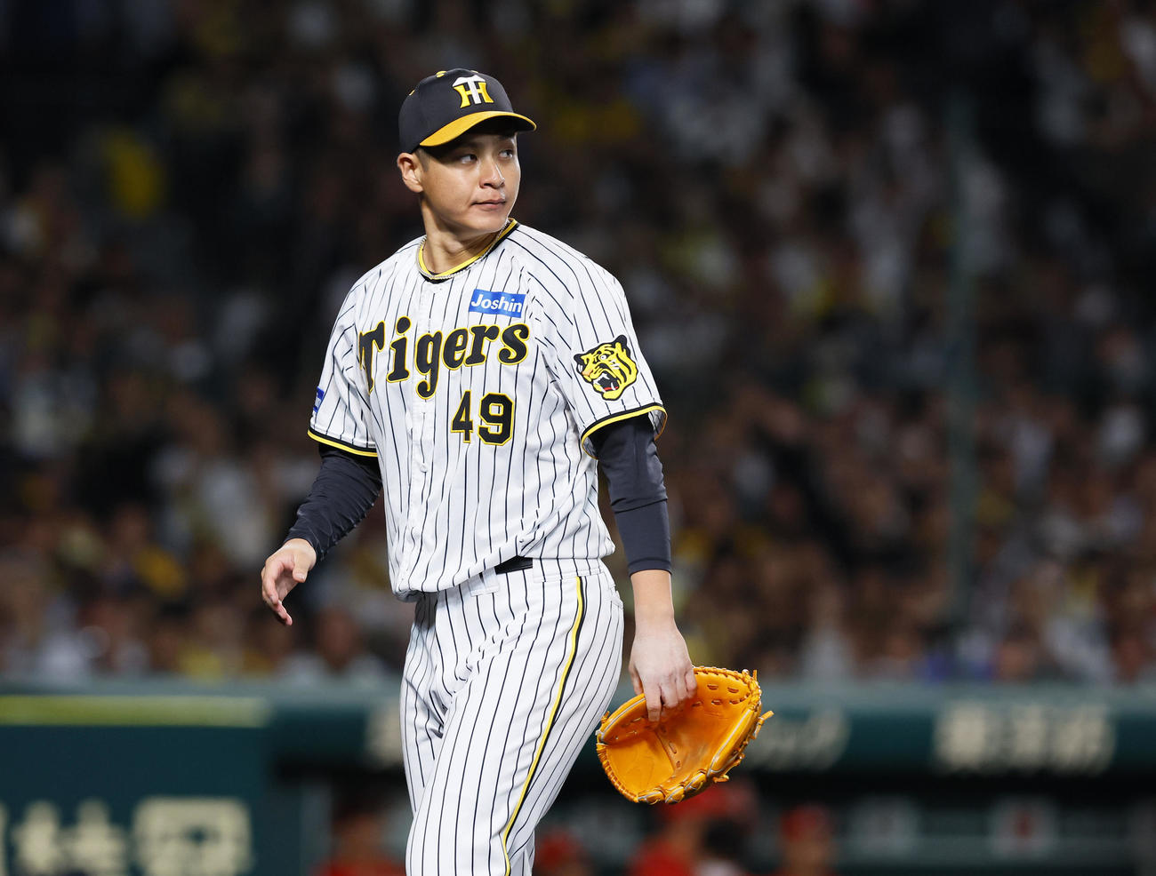 阪神対広島　5回を終えベンチに戻る阪神大竹（撮影・藤尾明華）