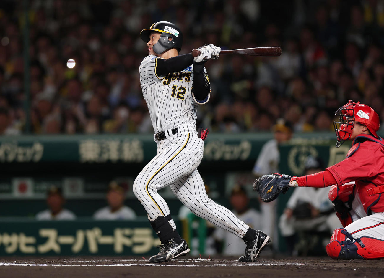 阪神対広島　6回裏阪神2死一、二塁、勝ち越しの右前適時打を放つ坂本（撮影・前田充）