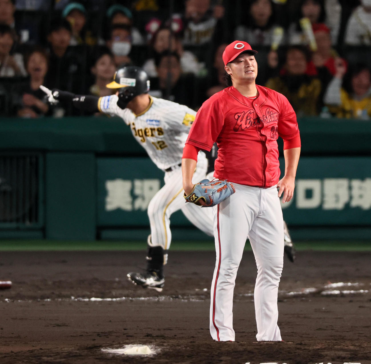 阪神対広島　4回裏阪神2死一、三塁、床田は坂本に左適時打を打たれ勝ち越しを許す（撮影・加藤哉）