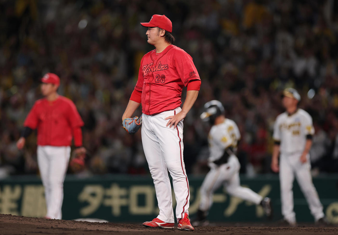 阪神対広島　4回裏阪神2死一、三塁、坂本に勝ち越し適時打を浴びた床田（撮影・前田充）