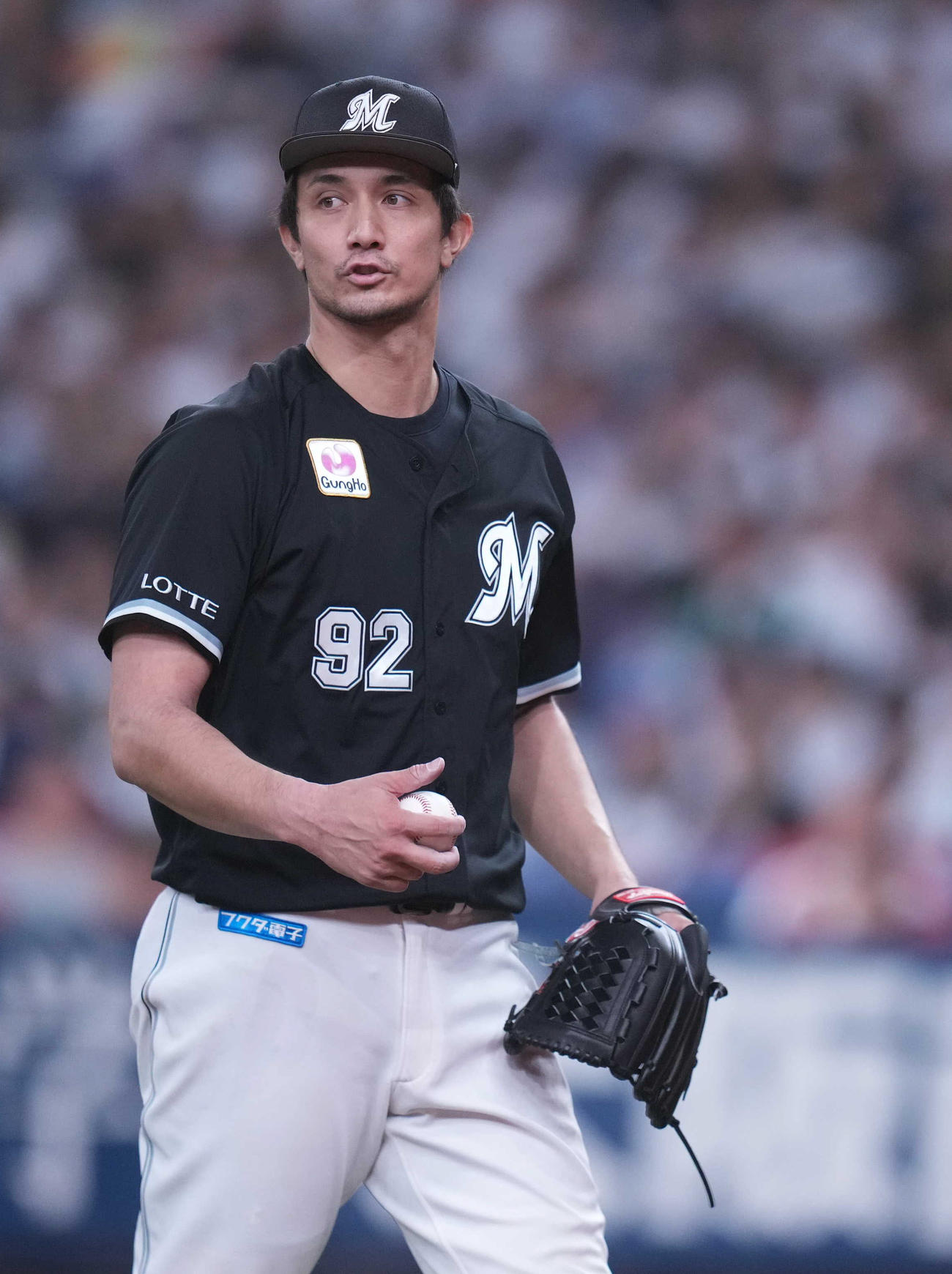 オリックス対ロッテ　5回裏オリックス2死一、三塁、紅林の投直を好捕し、自らピンチをしのぐロッテ3番手の国吉（撮影・狩俣裕三）