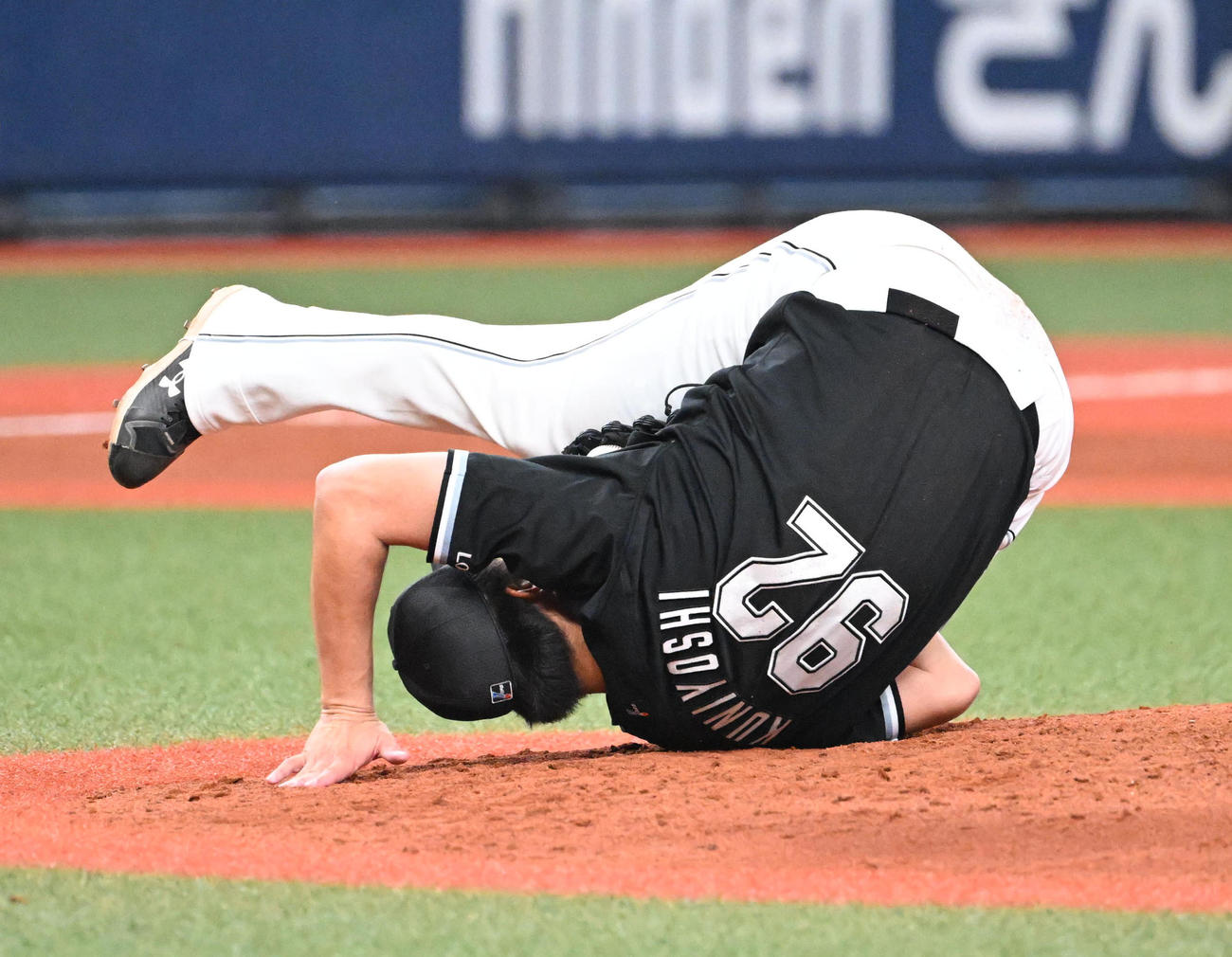 オリックス対ロッテ　5回裏オリックス2死一、三塁、紅林の打球を好捕する国吉（撮影・和賀正仁）