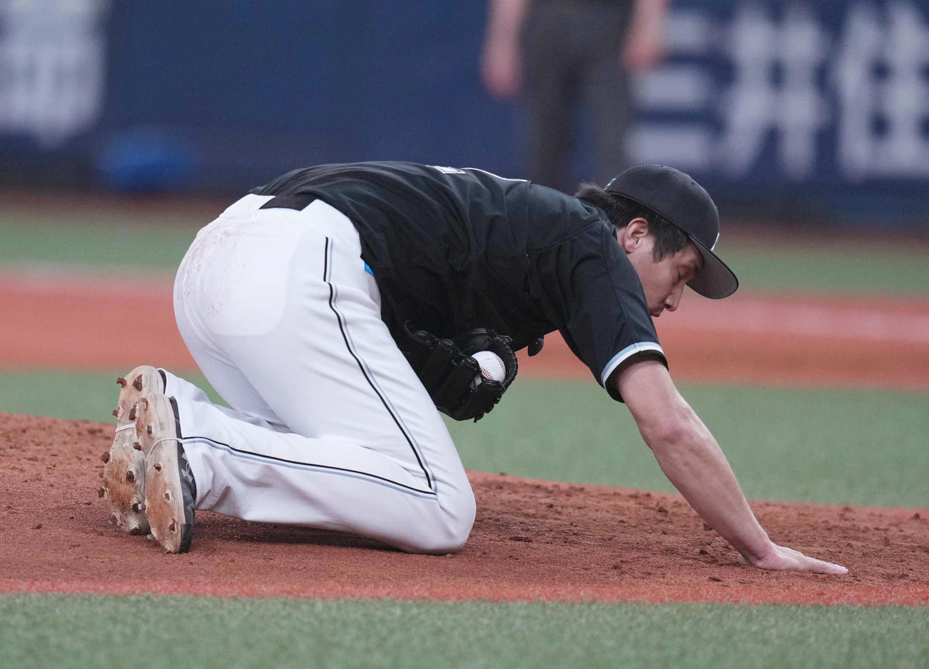オリックス対ロッテ　5回裏オリックス2死一、三塁、紅林の投直を好捕し、自らピンチをしのぐロッテ3番手の国吉（撮影・狩俣裕三）