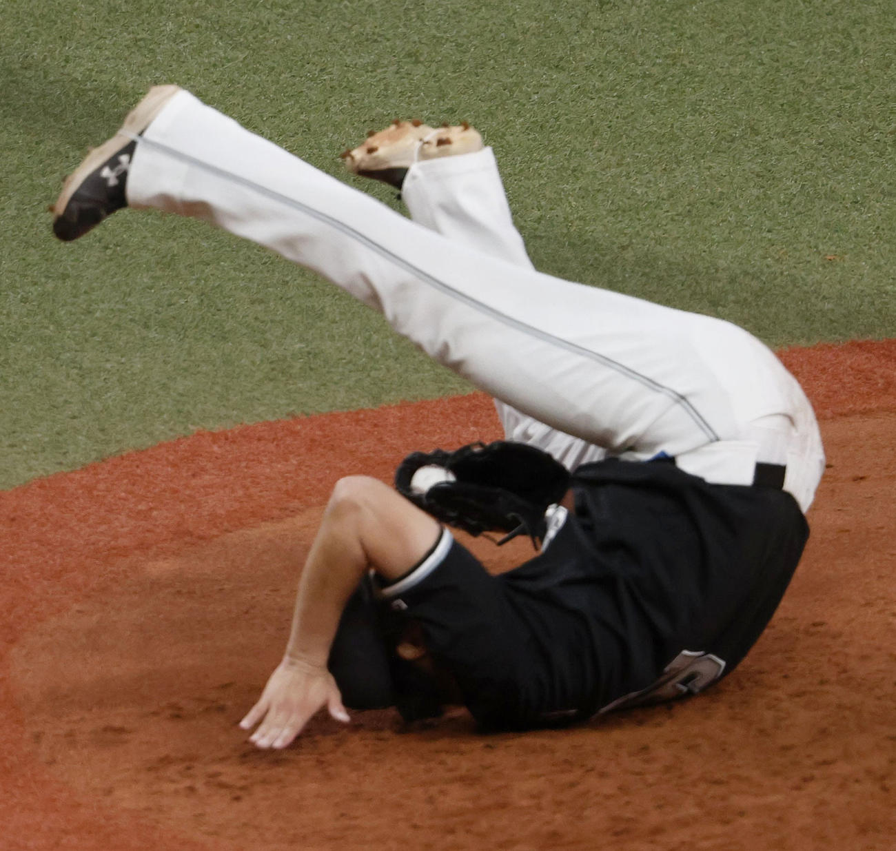 5回オリックス2死一、三塁、紅林の投直を好捕するロッテ・国吉（共同）