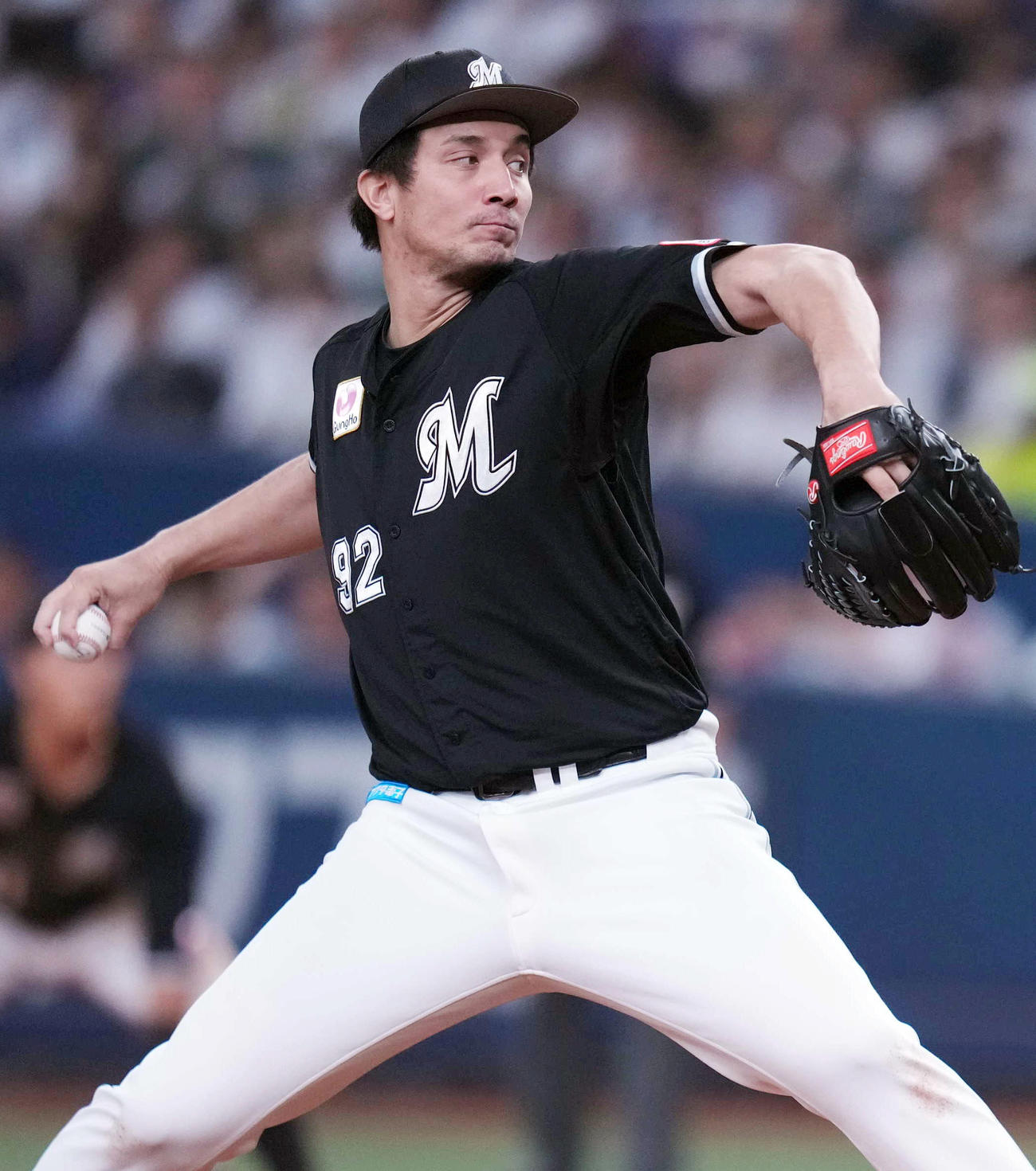 オリックス対ロッテ　5回裏から登板するロッテ3番手の国吉（撮影・狩俣裕三）