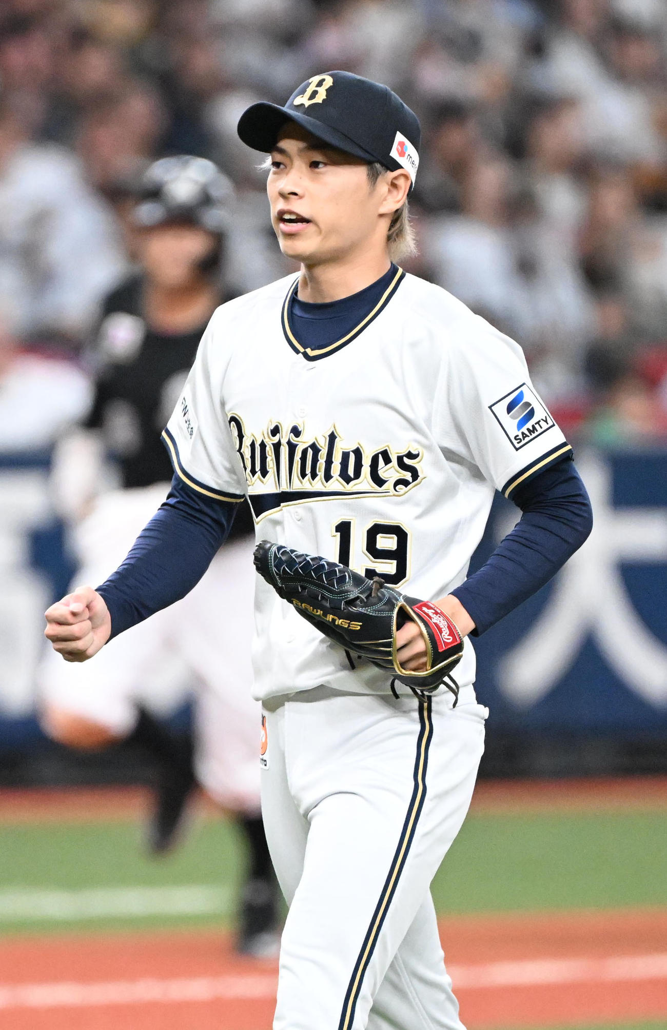 オリックス対ロッテ　7回表ロッテ2死二塁、藤岡を遊ゴロに仕留めガッツポーズする山岡（撮影・和賀正仁）