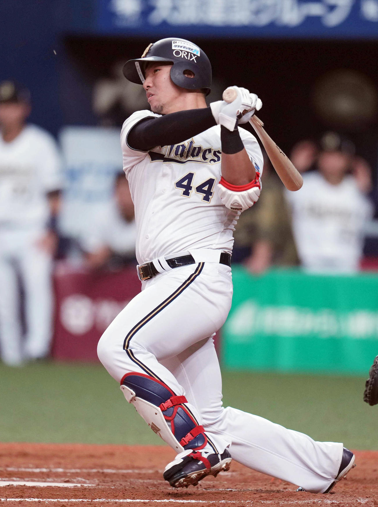 オリックス対ロッテ　8回裏オリックス2死一塁、適時二塁打を放つ頓宮（撮影・狩俣裕三）