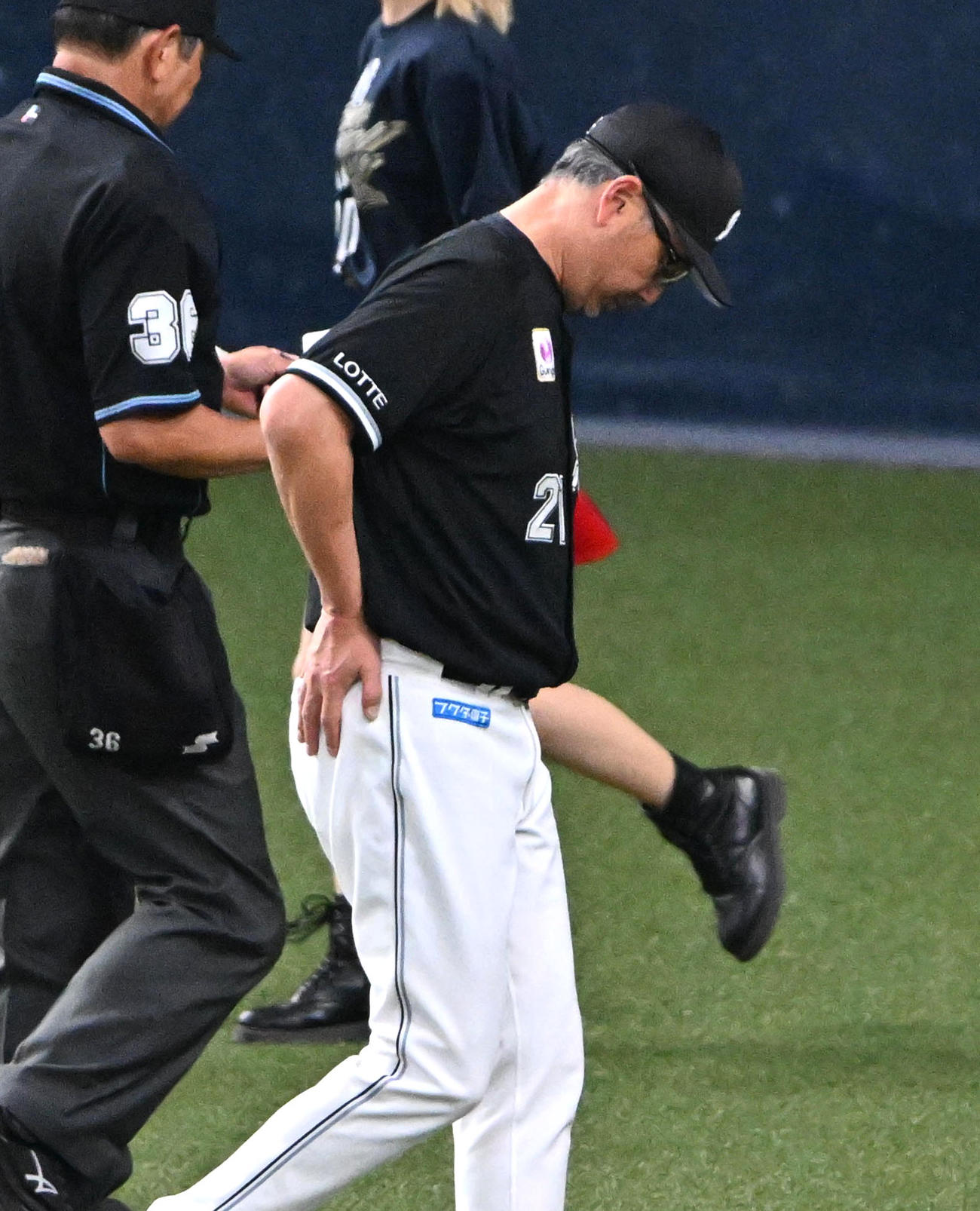 オリックス対ロッテ　8回表を終え選手交代を告げる吉井理人監督（撮影・石井愛子）