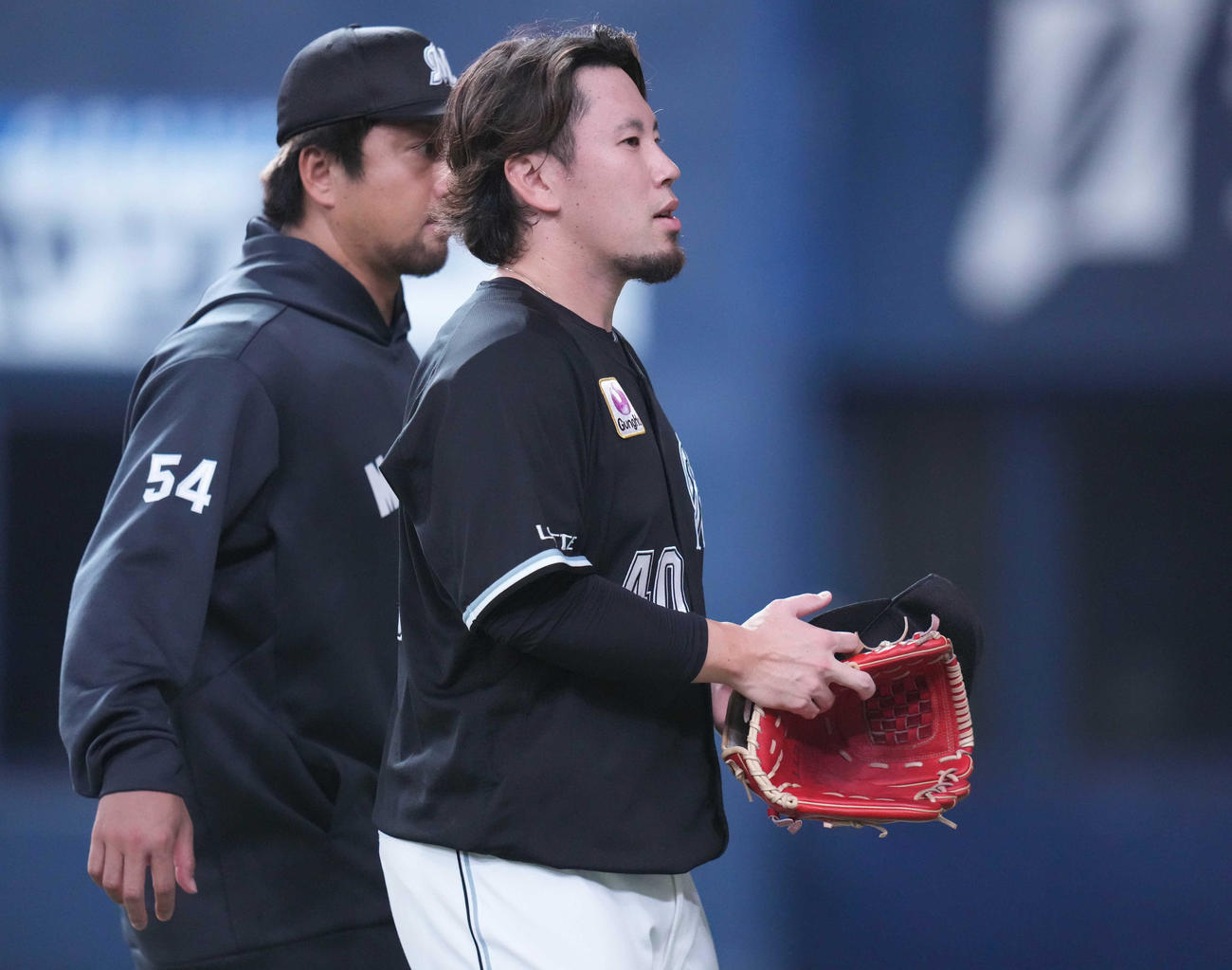 オリックス対ロッテ　8回裏途中、降板するロッテ5番手の西村（撮影・狩俣裕三）
