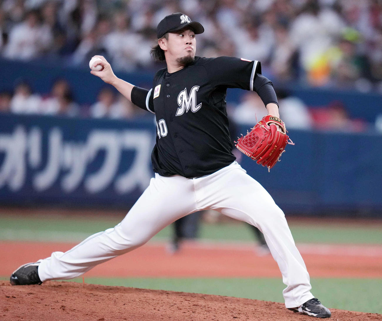 オリックス対ロッテ　8回裏から登板するロッテ5番手の西村（撮影・狩俣裕三）
