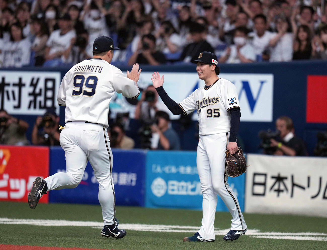 オリックス対ロッテ　5回表ロッテ2死二、三塁、藤岡の左飛を好捕した杉本（左）を笑顔で迎える東（撮影・狩俣裕三）