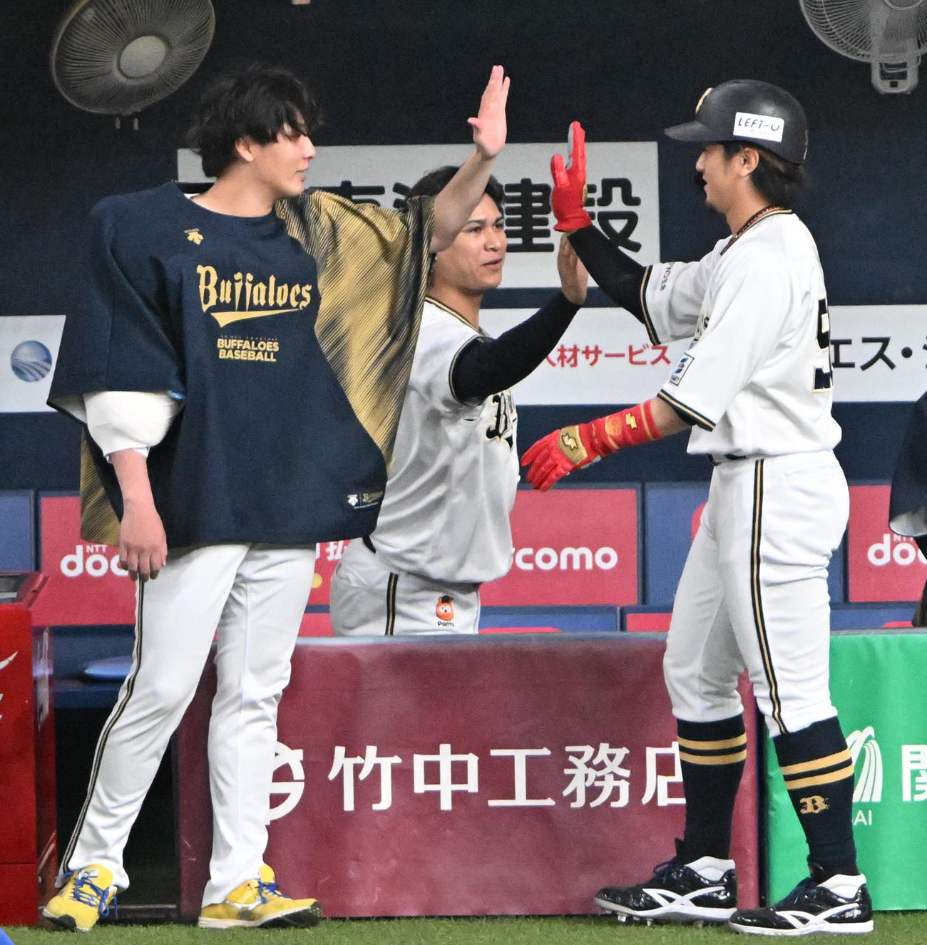 オリックス対ロッテ　8回裏オリックス2死3塁、若月の適時打で生還し東（左）とハイタッチをする代走小田裕（撮影・石井愛子）