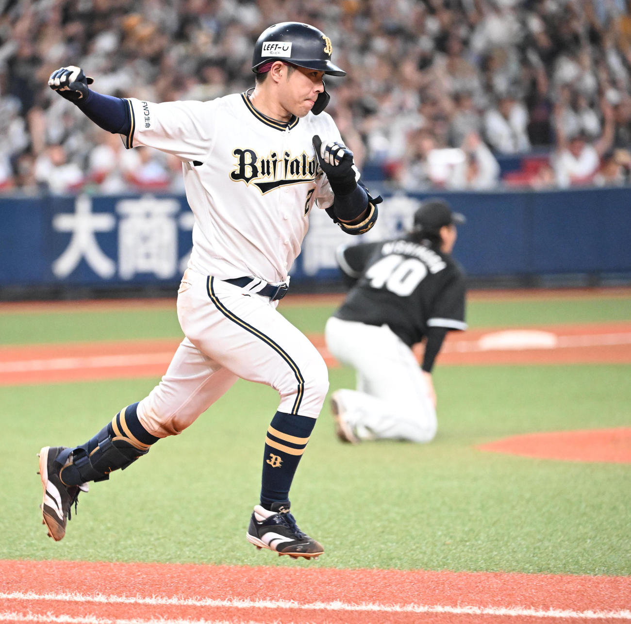 オリックス対ロッテ　8回裏オリックスム2死三塁、左前適時打を放った若月はガッツポーズ（撮影・和賀正仁）