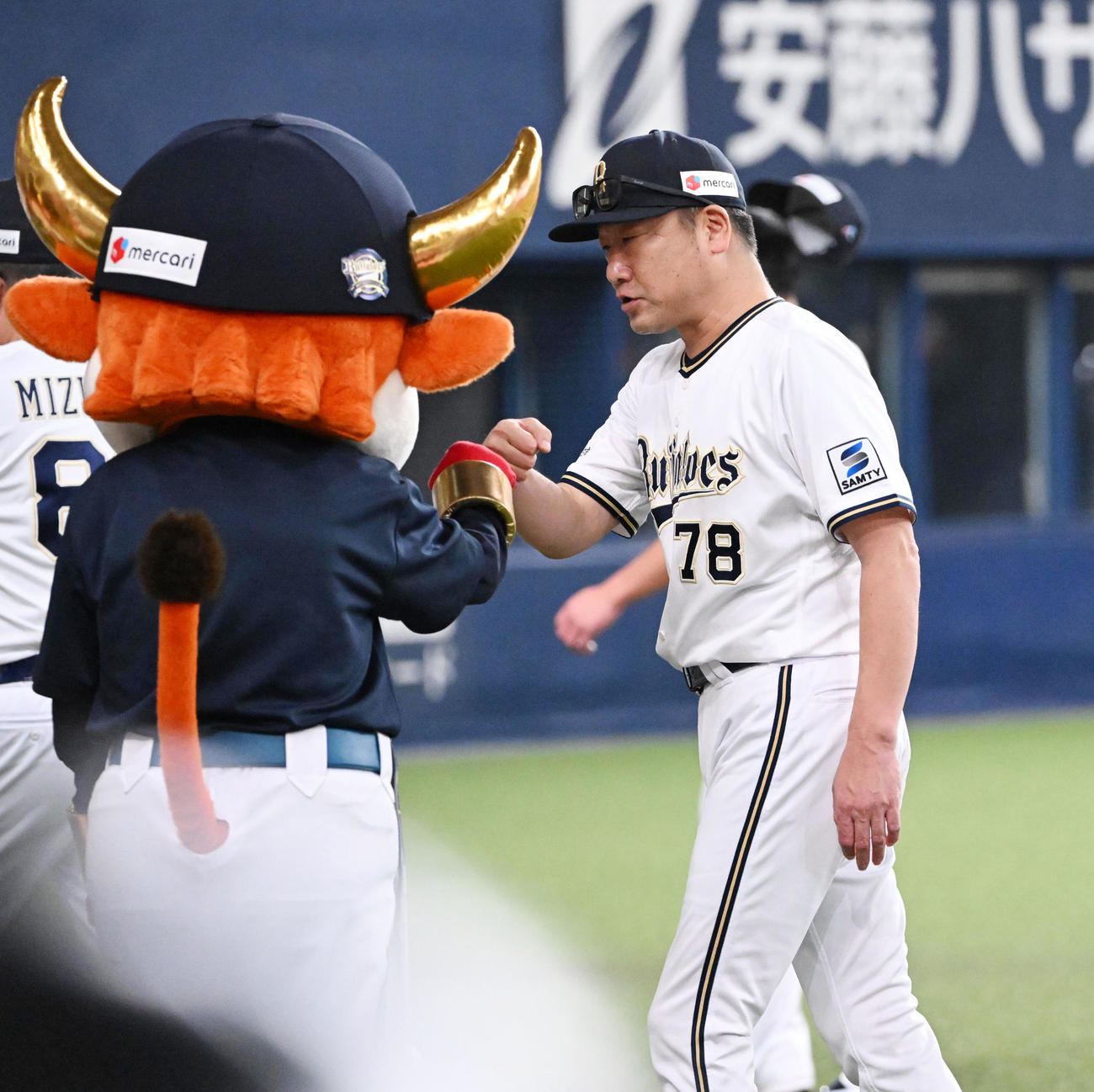 オリックス対ロッテ　日本シリーズ進出へ王手をかけ、バファローブルとグータッチする中嶋監督（撮影・和賀正仁）