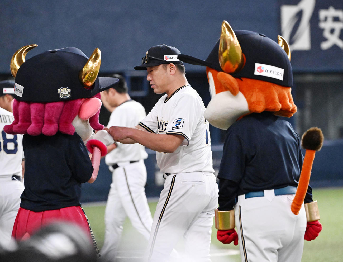 オリックス対ロッテ　日本シリーズ進出へ王手をかけ、バファローベルとグータッチする中嶋監督（撮影・和賀正仁）