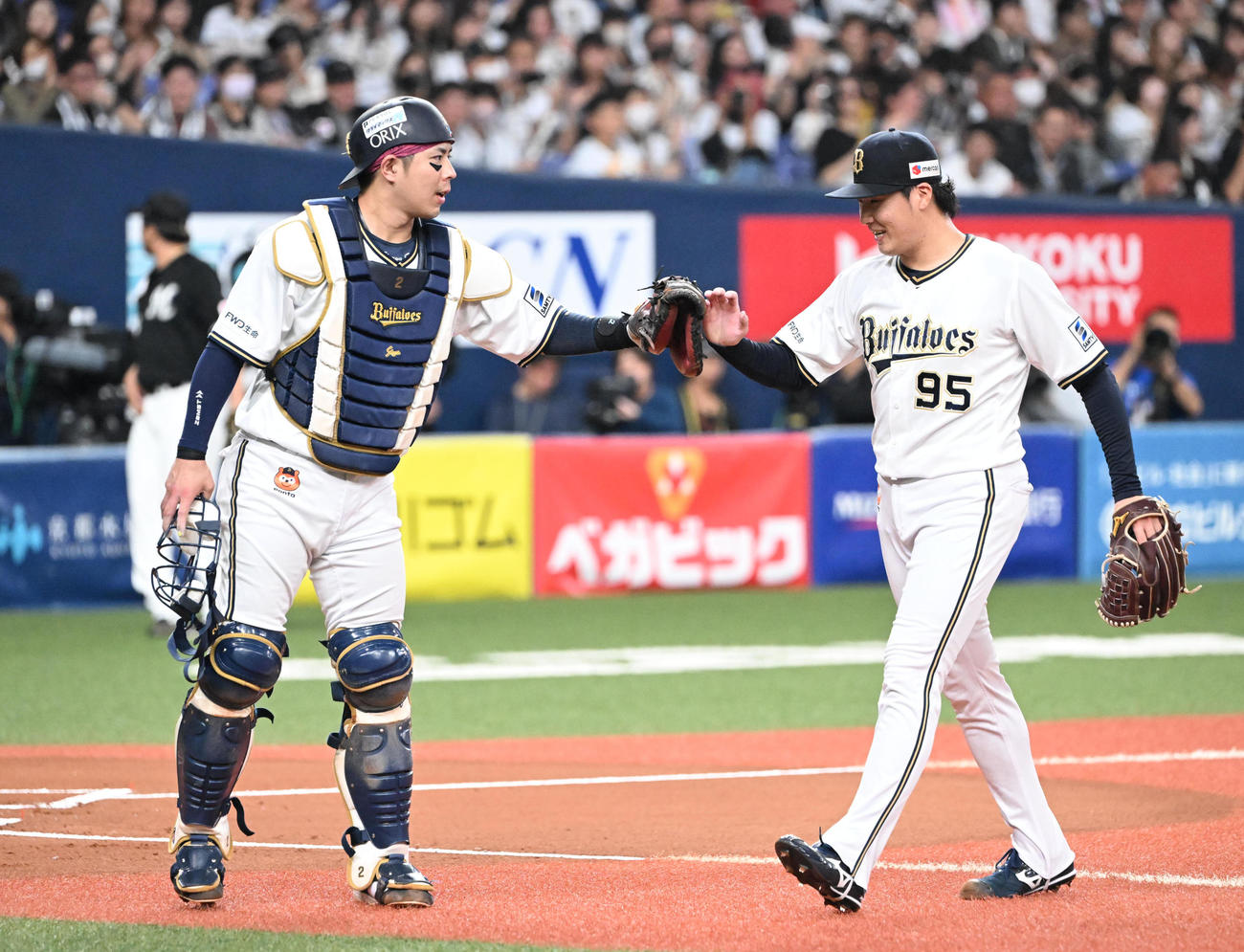 オリックス対ロッテ　1回表を無失点に抑え捕手若月（左）とタッチする東（撮影・和賀正仁）