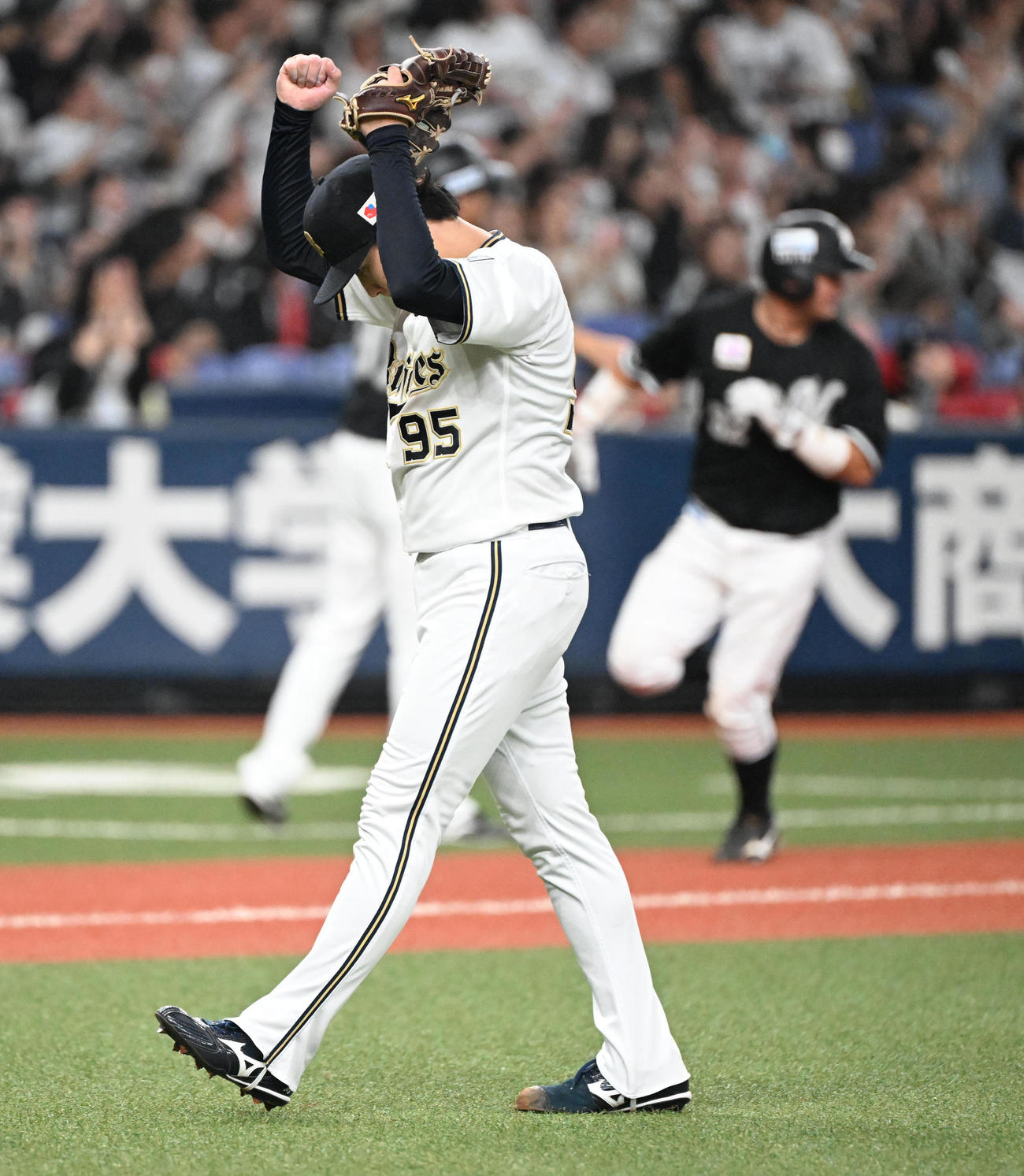 オリックス対ロッテ　5回表ロッテ2死二、三塁、藤岡を左飛に打ち取りガッツポーズする東（撮影・和賀正仁）