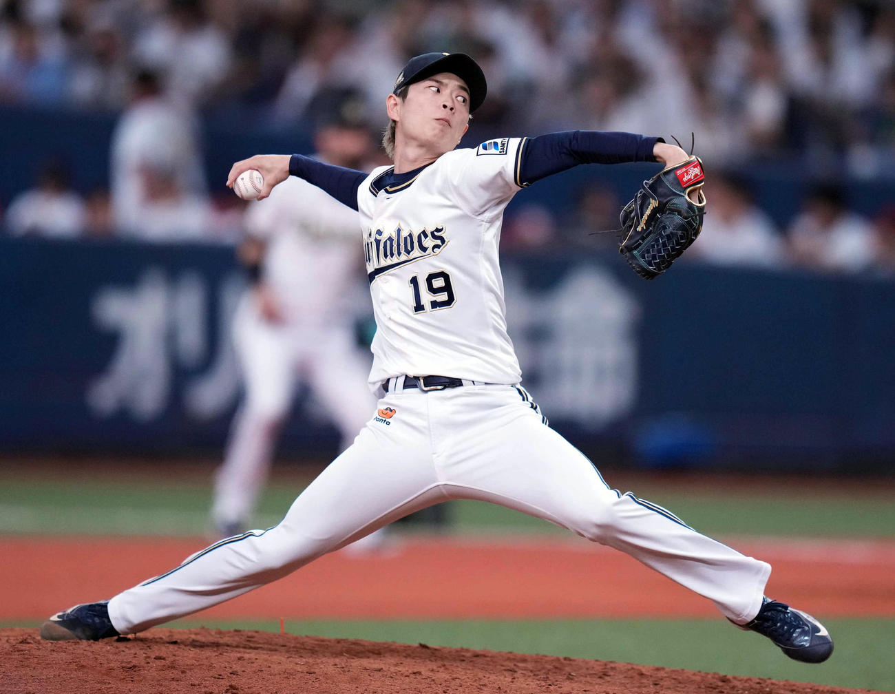 オリックス対ロッテ　7回表から登板するオリックス3番手の山岡（撮影・狩俣裕三）
