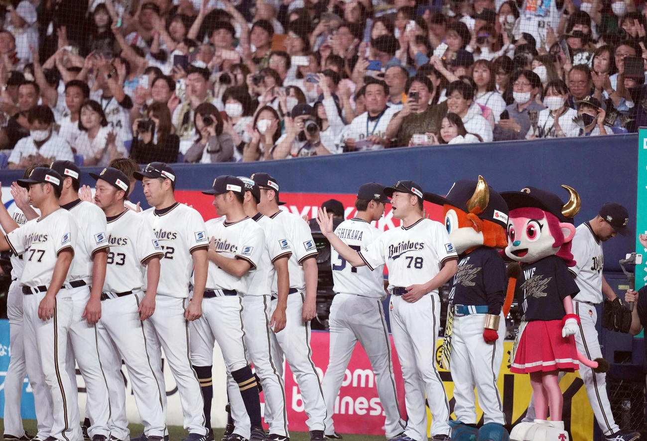 オリックス対ロッテ　試合後、選手を迎える中嶋監督（右）（撮影・狩俣裕三）