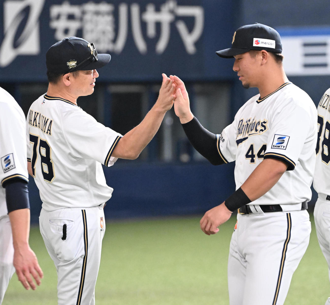オリックス対ロッテ　日本シリーズ進出へ王手をかけ、ハイタッチを交わす頓宮（右）と中嶋監督（撮影・和賀正仁）