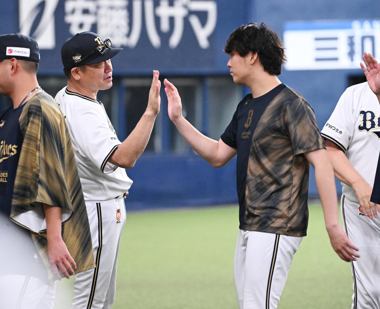オリックス対ロッテ　日本シリーズ進出へ王手をかけ、ハイタッチを交わす東（右）と中嶋監督（撮影・和賀正仁）