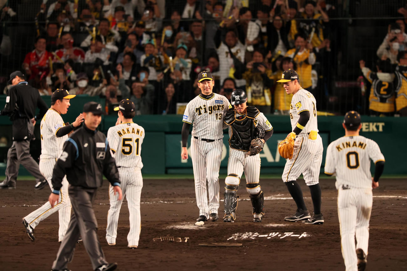 阪神対広島　広島に勝利しマウンドで笑顔を見せる岩崎ら阪神ナイン（撮影・加藤哉）
