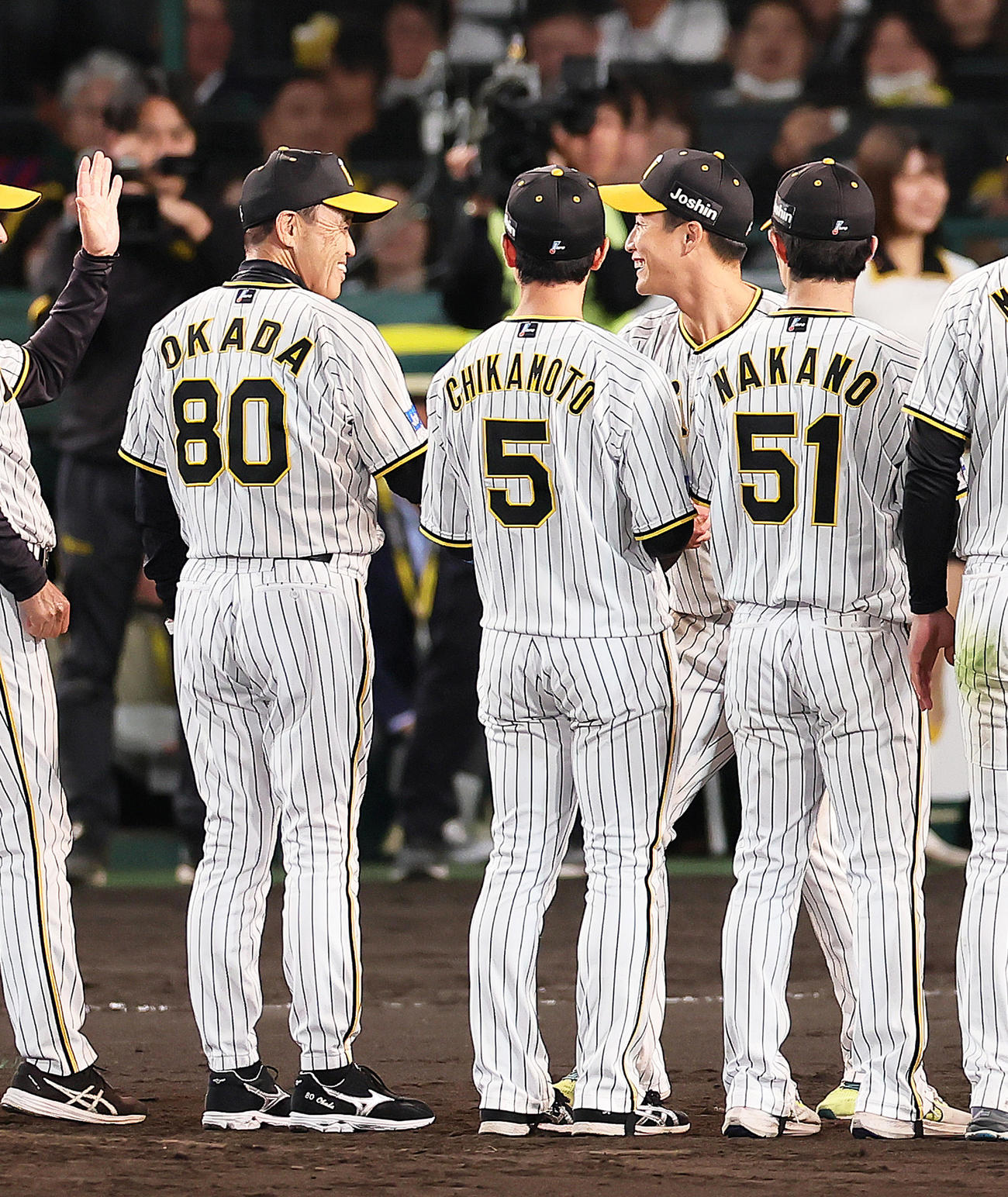 阪神対広島　MVPに選ばれた阪神木浪（右）は岡田監督（左）と笑顔でタッチを交わす（撮影・足立雅史）