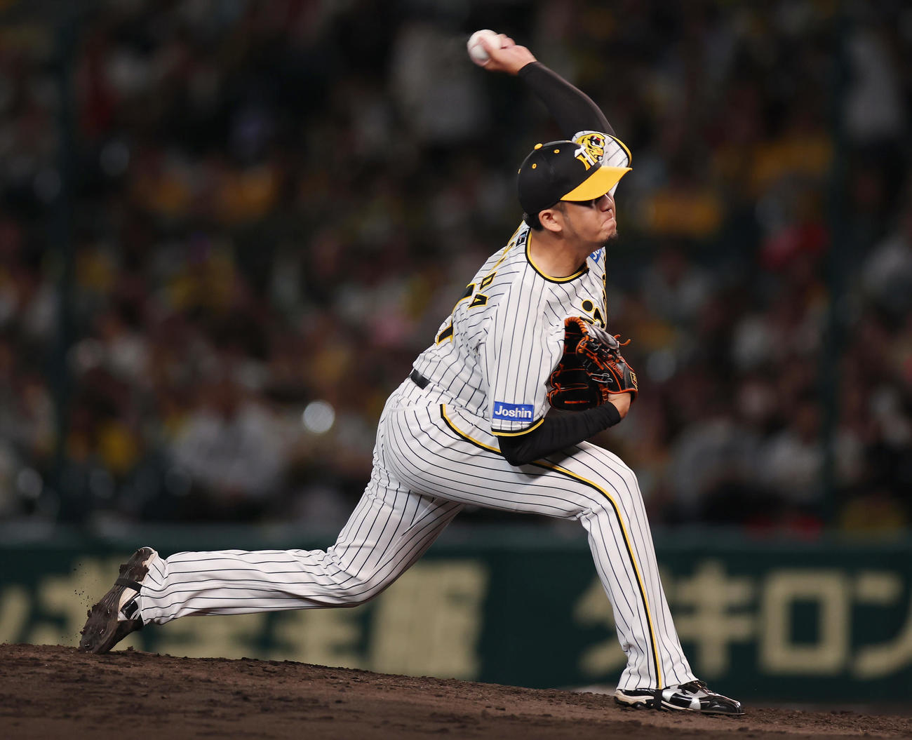 阪神対広島　阪神3番手で登板する岩貞（撮影・前田充）