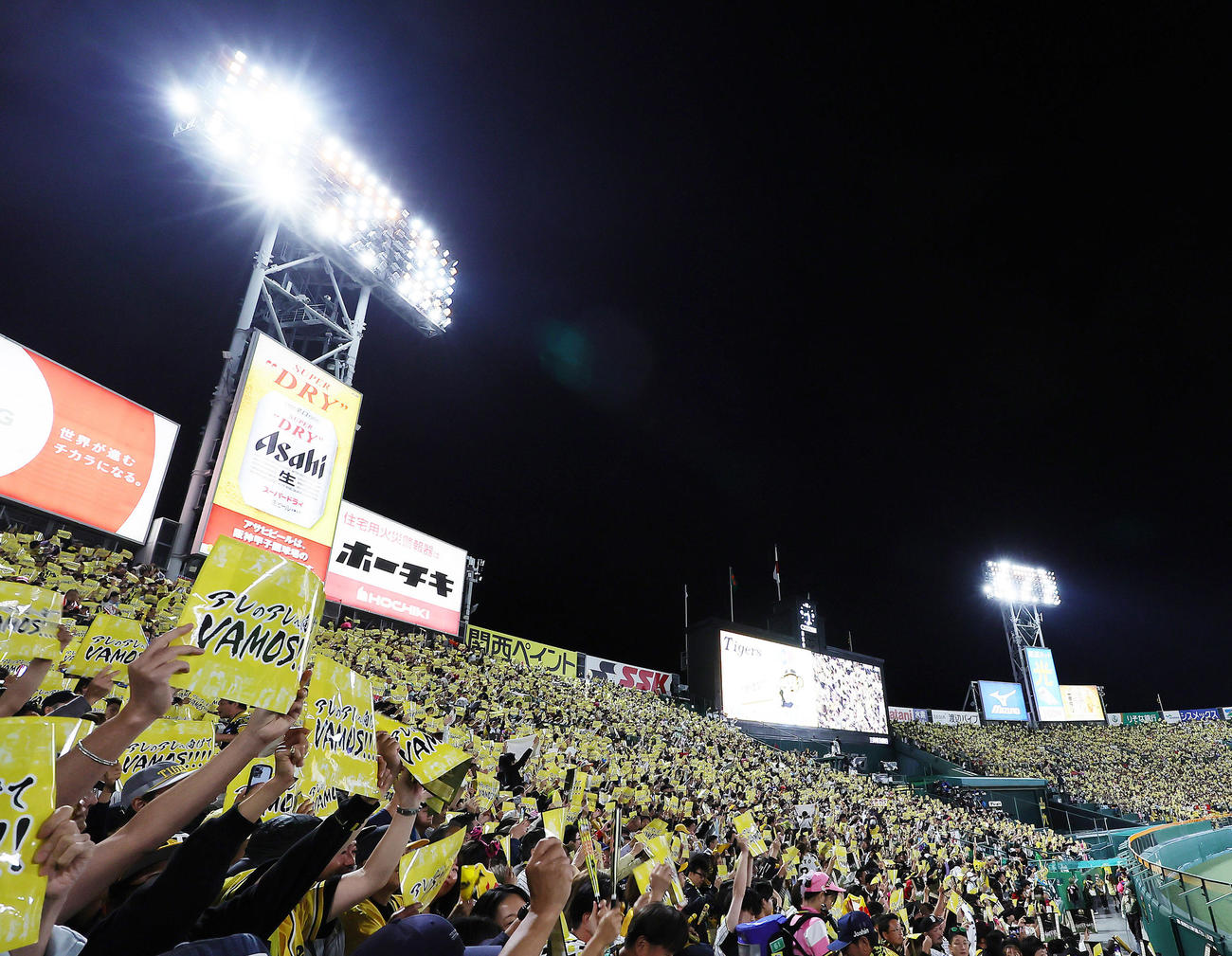 阪神対広島　メッセージボードを掲げる阪神ファン（撮影・足立雅史）
