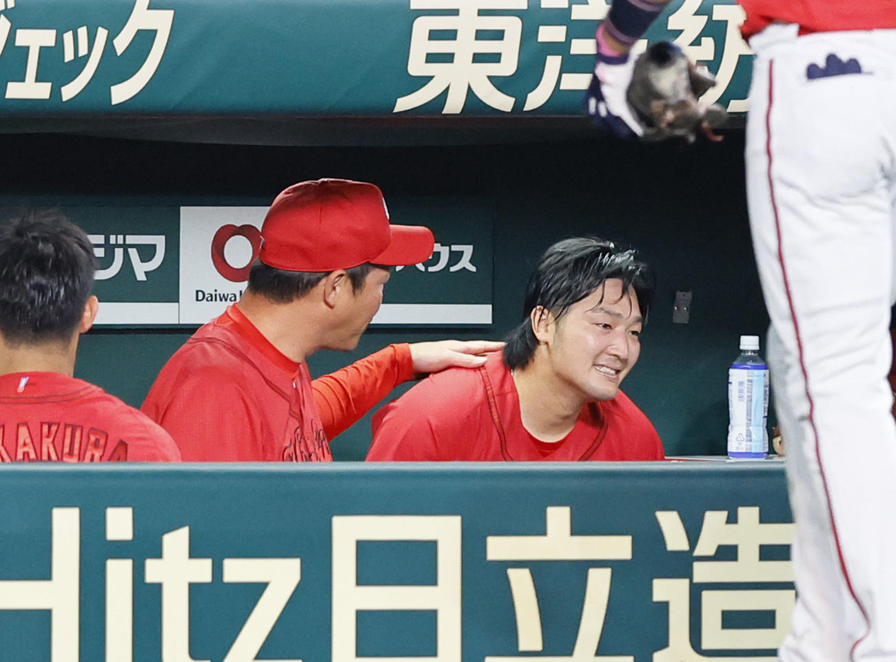 阪神対広島　6回を終えベンチで新井監督に声をかけられる広島床田（右）（撮影・藤尾明華）