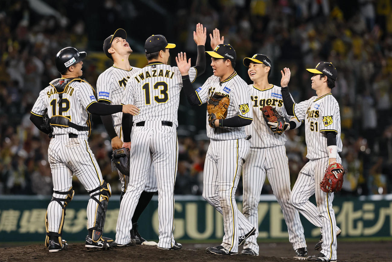 阪神対広島　日本シリーズ進出を決め、タッチを交わす阪神ナイン（撮影・藤尾明華）