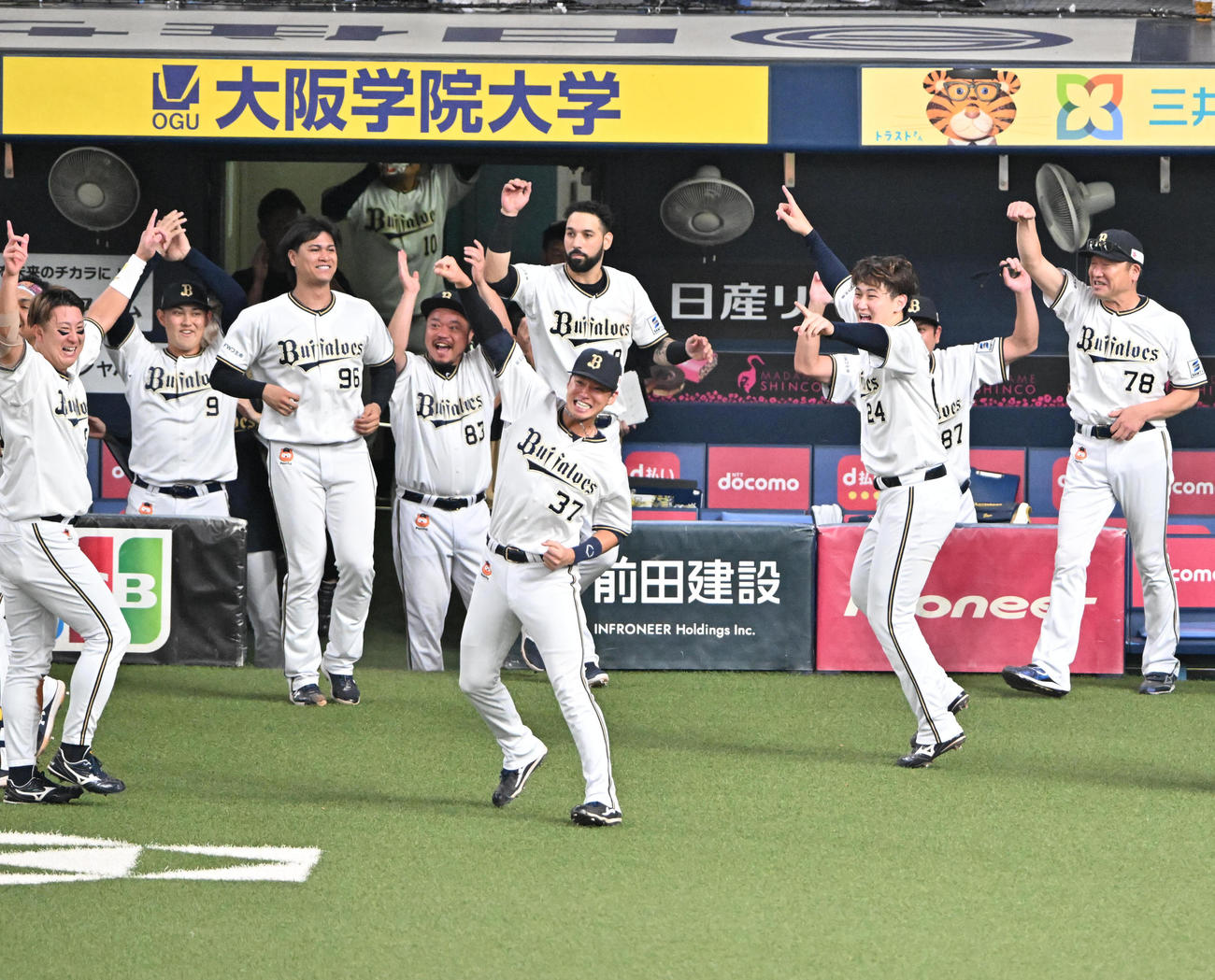 オリックス対ロッテ　8回裏オリックス2死一塁、頓宮裕真の適時打で若月健矢が生還し喜ぶオリックスナイン（撮影・石井愛子）
