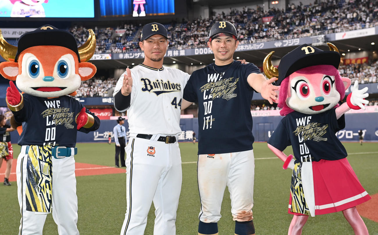 オリックス対ロッテ　ヒーローインタビュー後、そろって「ホイサー」のポーズをする若月（右）と頓宮（撮影・和賀正仁）