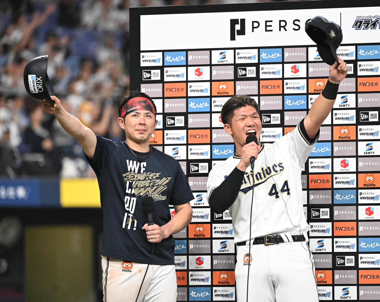 オリックス対ロッテ　ヒーローインタビュー後、そろって「ホイサー」のポーズをする若月（左）と頓宮（撮影・和賀正仁）