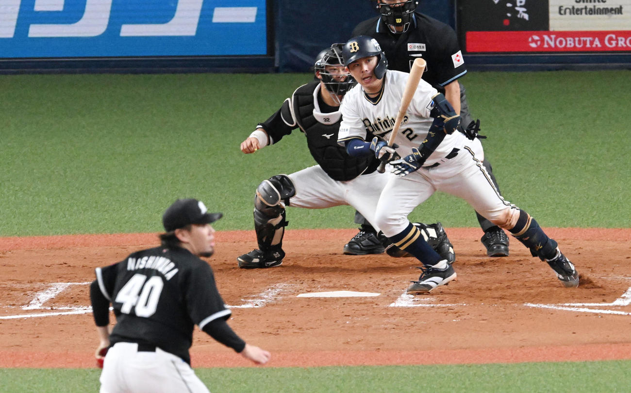 オリックス対ロッテ　8回裏オリックス2死三塁、若月は左適時打を放つ。投手西村（撮影・前岡正明）