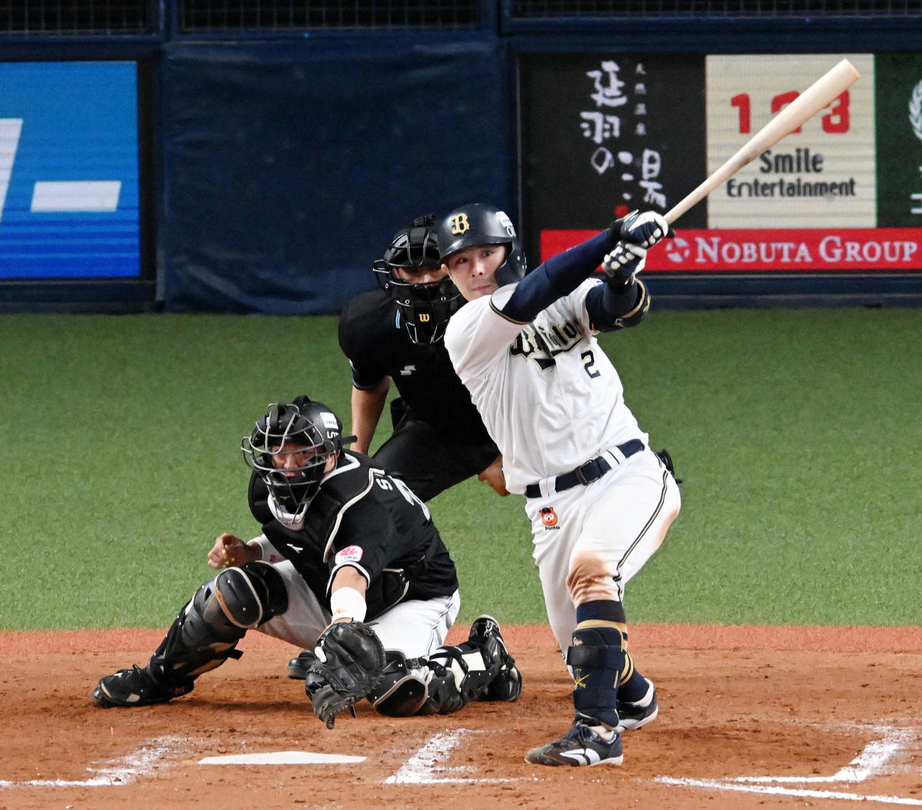 オリックス対ロッテ　8回裏オリックス2死三塁、若月は左適時打を放つ（撮影・前岡正明）