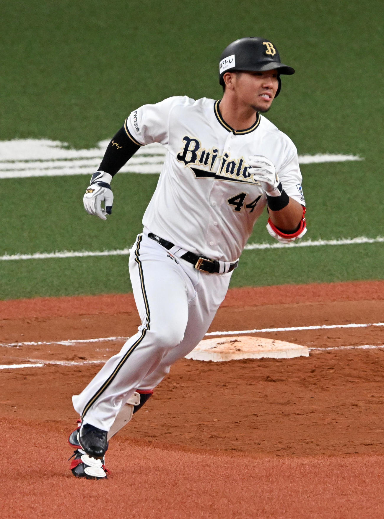 オリックス対ロッテ　8回裏オリックス2死一塁、代打の頓宮は左適時二塁打を放つ（撮影・前岡正明）