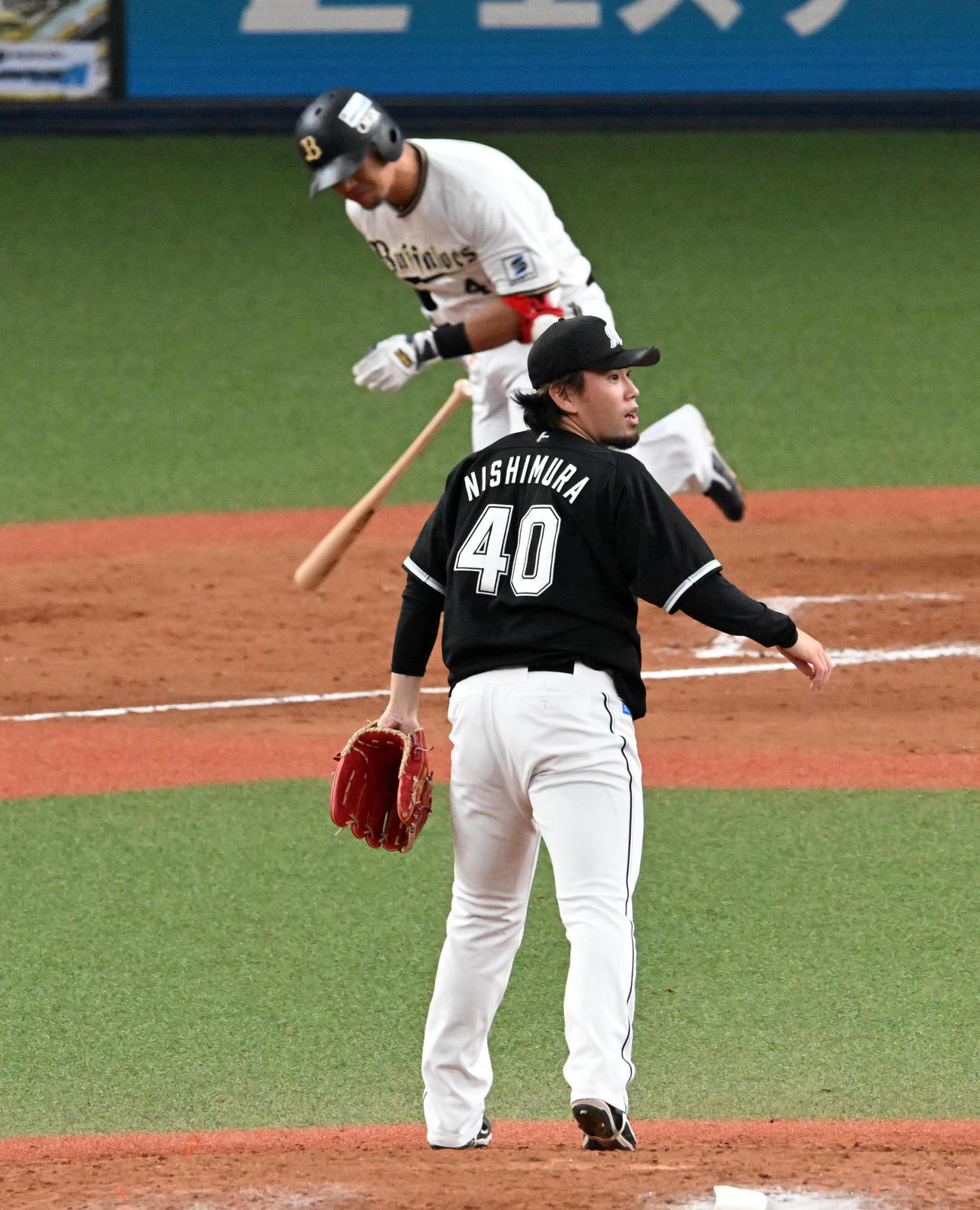 オリックス対ロッテ　8回裏オリックス2死一塁、代打の頓宮に左適時二塁打を打たれた西村（撮影・前岡正明）