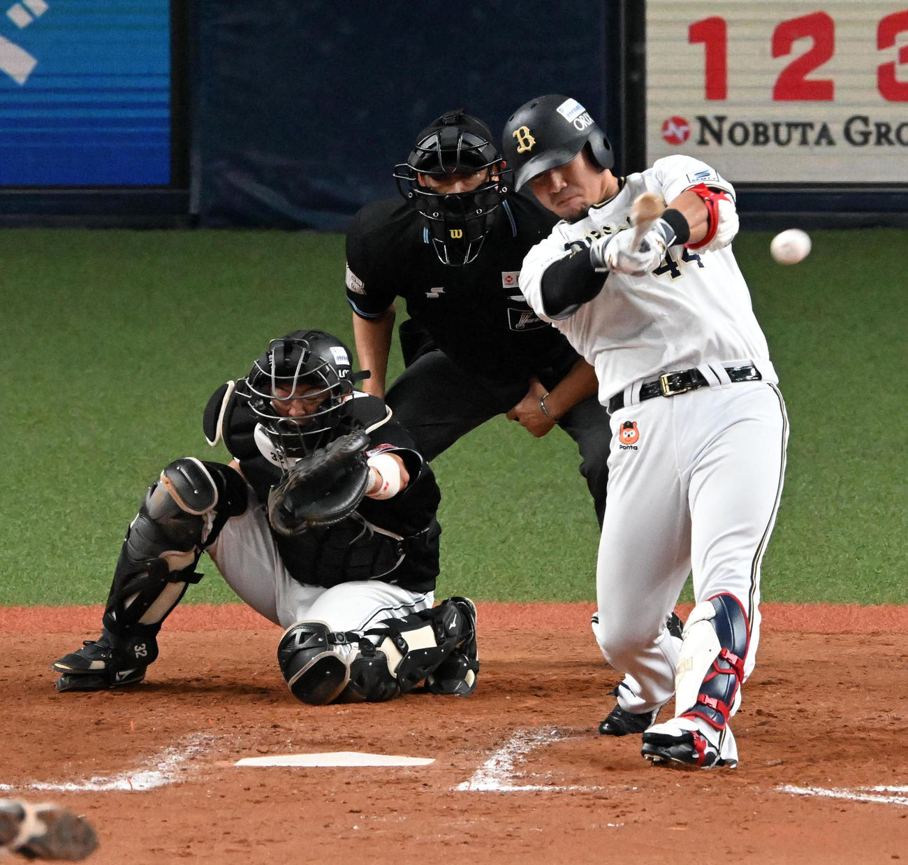 オリックス対ロッテ　8回裏オリックス2死一塁、代打の頓宮は左適時二塁打を放つ（撮影・前岡正明）