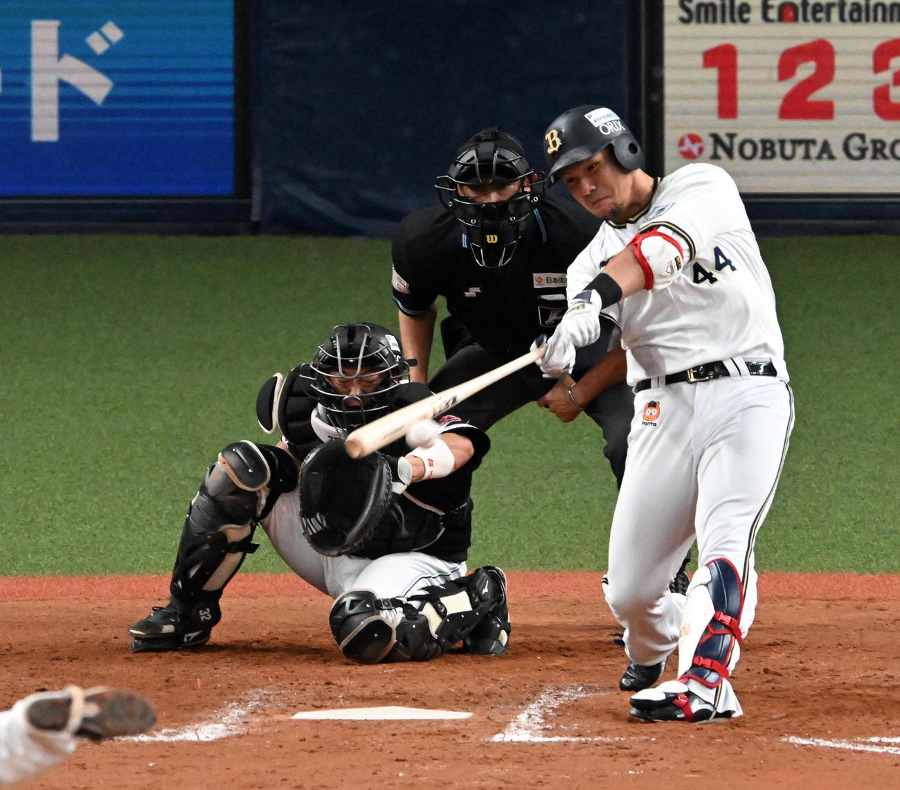 オリックス対ロッテ　8回裏オリックス2死一塁、代打の頓宮は左適時二塁打を放つ（撮影・前岡正明）
