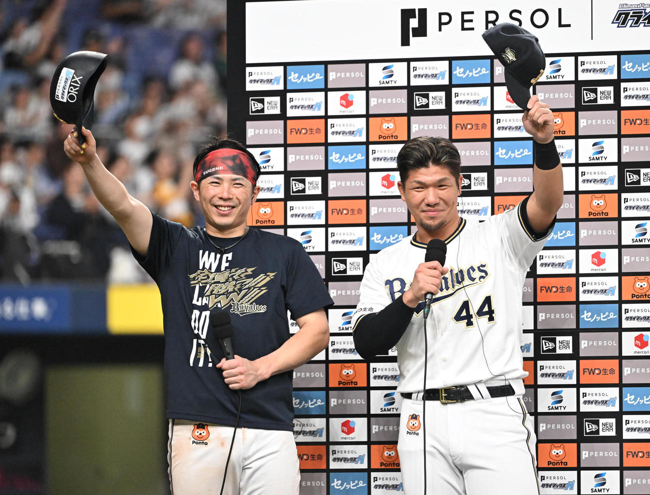 オリックス対ロッテ　ヒーローインタビュー後、そろって「ホイサー」のポーズをする若月（左）と頓宮（撮影・和賀正仁）