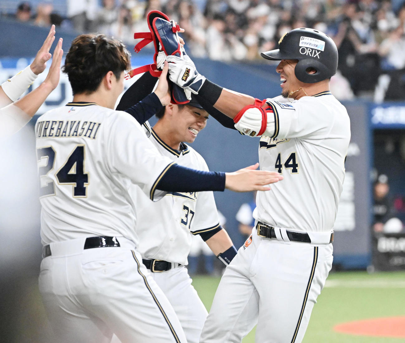 オリックス対ロッテ　8回裏オリックスム2死一塁、左翼に適時二塁打を放った頓宮はベンチに戻りナインの祝福攻めにあう（撮影・和賀正仁）