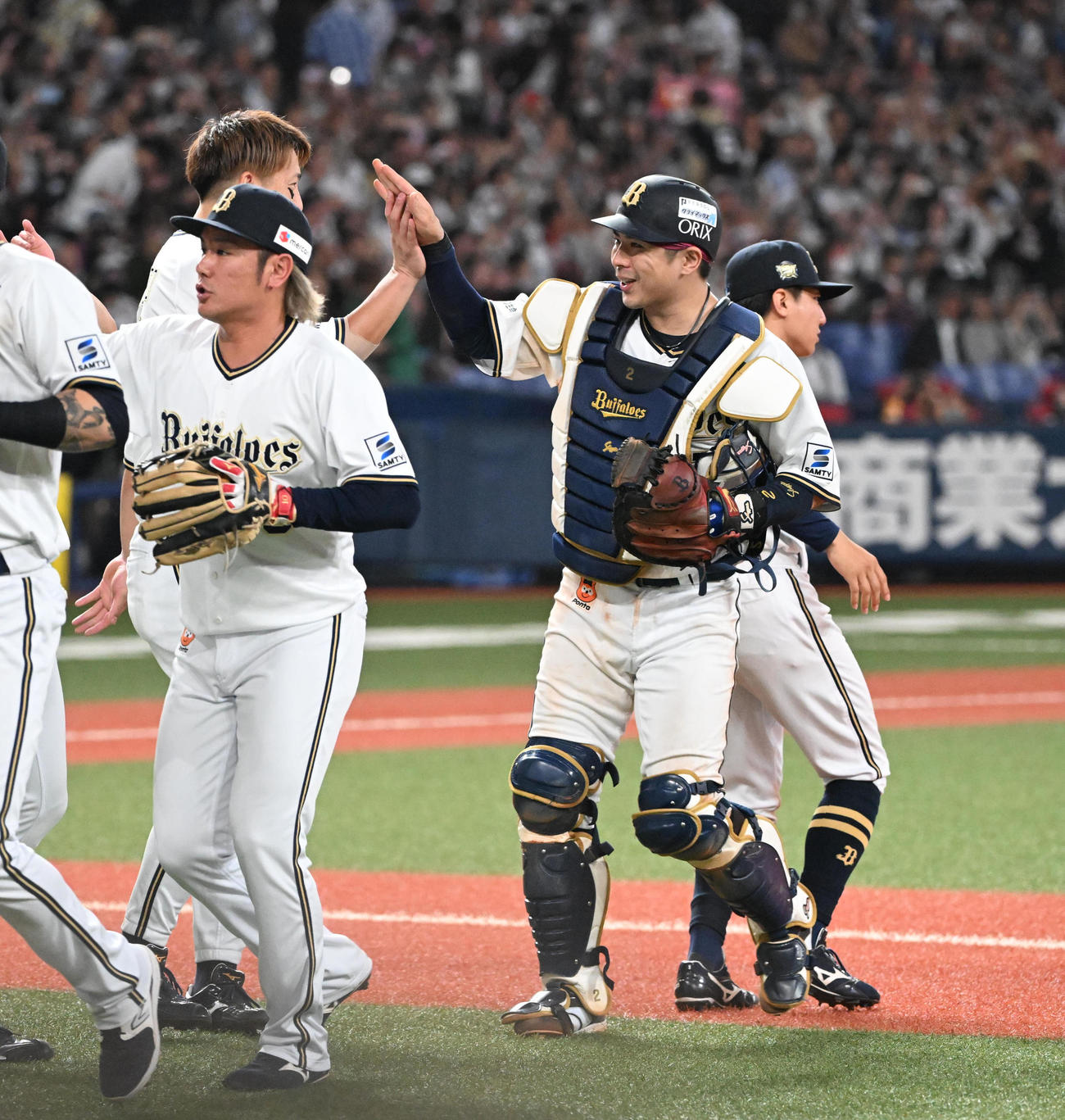 オリックス対ロッテ　日本シリーズ進出へ王手をかけナインとハイタッチを交わす若月（撮影・和賀正仁）