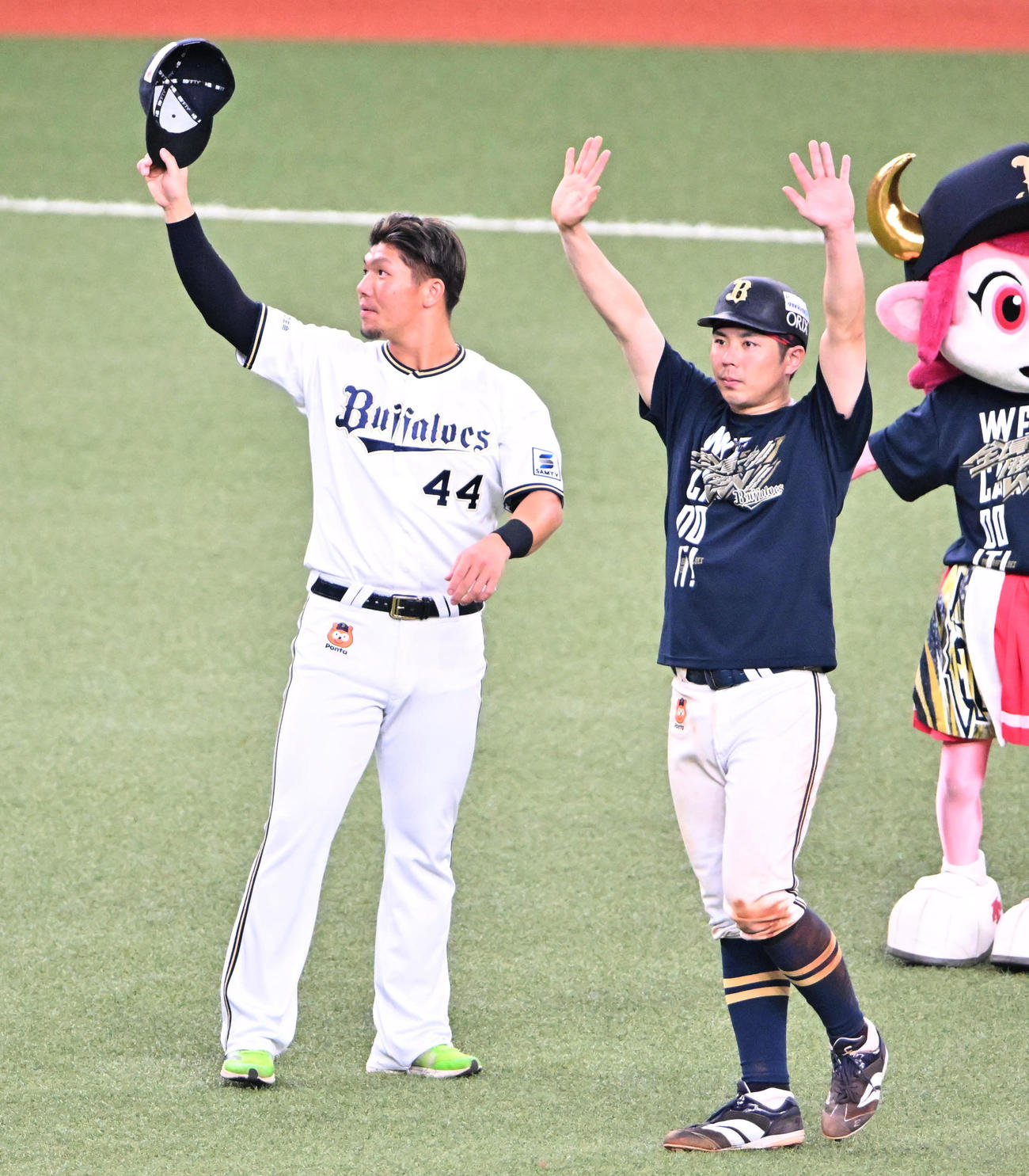 オリックス対ロッテ　ファンに手を振る（左から）頓宮、若月（撮影・石井愛子）