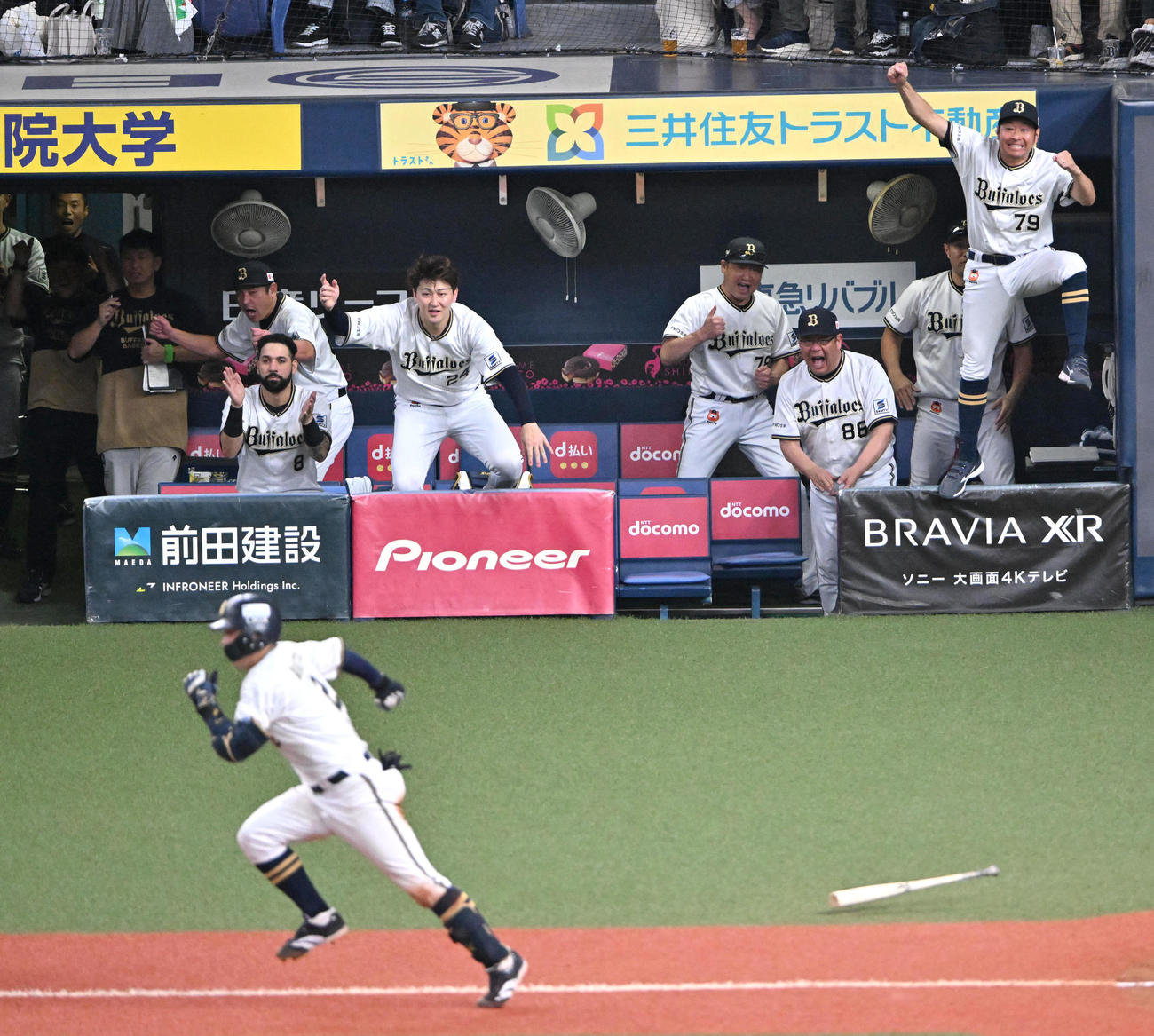 オリックス対ロッテ　8回裏オリックス2死三塁、若月（手前）が適時打を放ち喜ぶオリックスナイン（撮影・石井愛子）