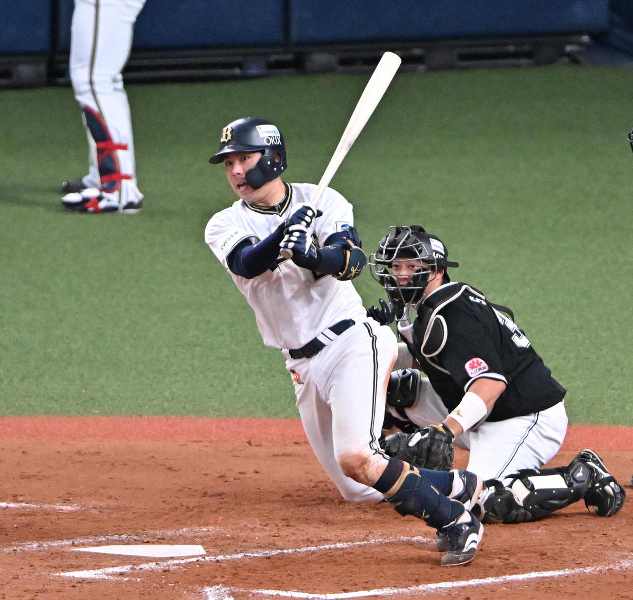 オリックス対ロッテ　8回裏オリックス2死三塁、若月は左前適時打を放つ（撮影・石井愛子）