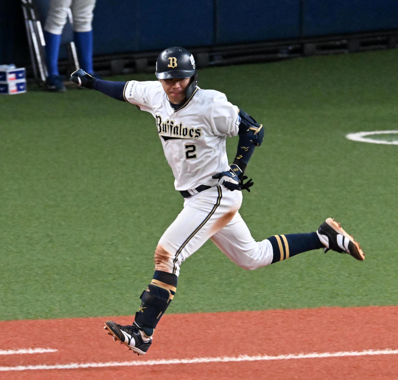 オリックス対ロッテ　8回裏オリックス2死三塁、若月は左適時打を放ちガッツポーズ（撮影・前岡正明）